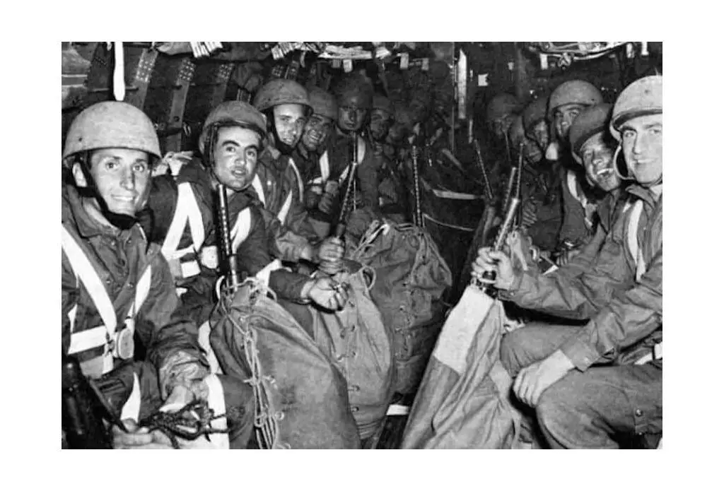 Italian paratroopers take part in Operation Herring in April 1945.