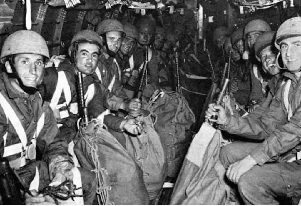 Italian paratroopers take part in Operation Herring in April 1945.