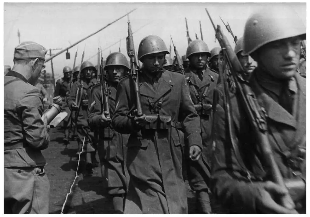 Italian troops in Russia - summer, 1941. Image: Archivio Centrale dello Stato.