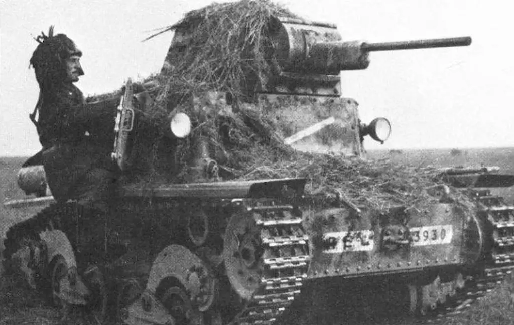 A camouflaged Fiat-Ansaldo L6/40.