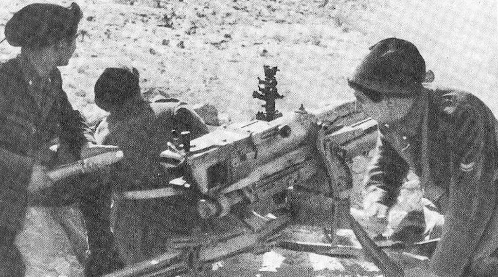 Giovani Fascisti firing a Cannone da 47/32