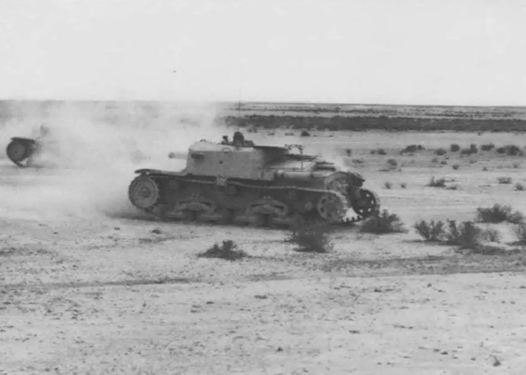A Semovente da 75/18 opens fire in North Africa.