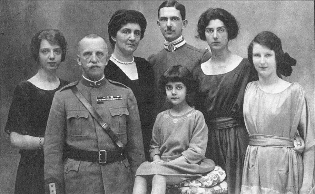 A family portrait (L-R) Mafalda, King Emanuele III, his wife Elena, Vittorio Emanuele ed Elena, Umberto, Jolanda, Giovanna and Maria.