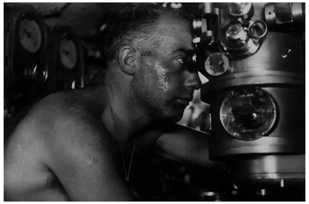 Commander Enzo Grossi of the smg. Barbarigo looks through the periscope off the coast of South America in May 1942. Image: Centro Archivio dello Stato.