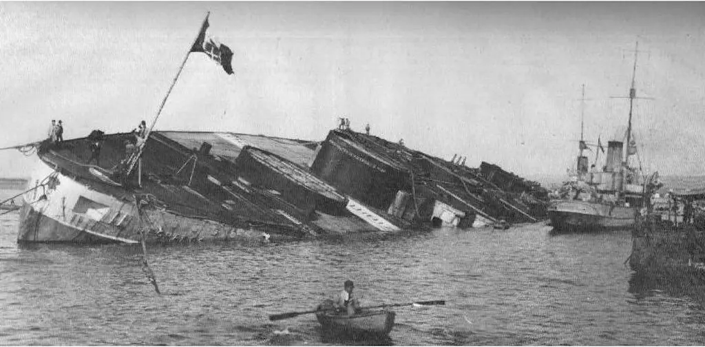 The Leonardo da Vinci battleship wreckage being righted on 25 January 1921.