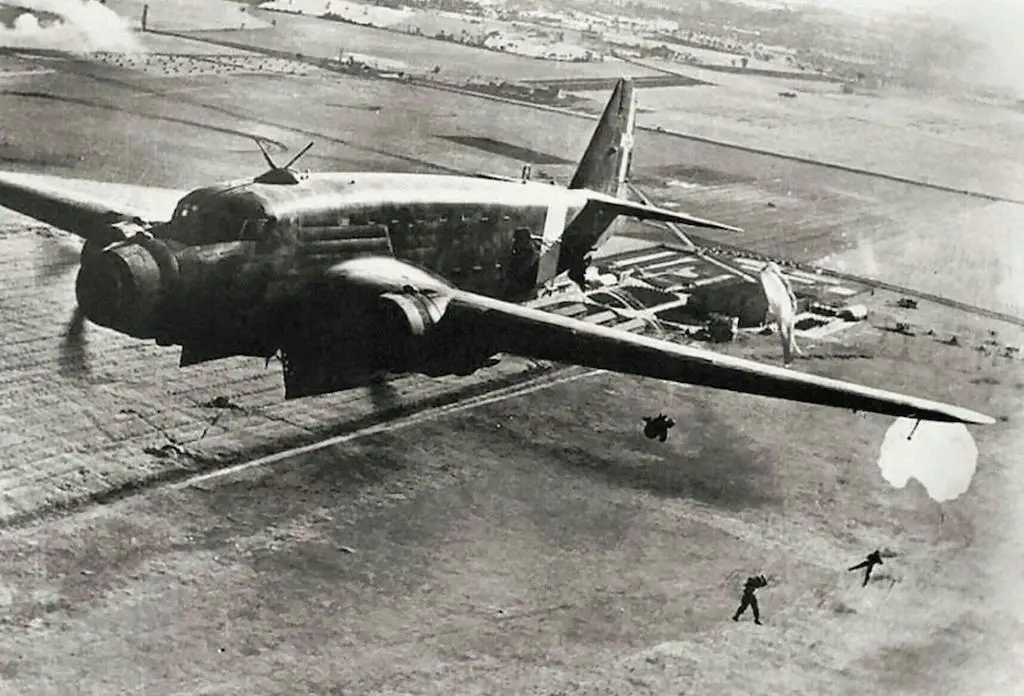 A Savoia Marchetti SM.82P releasing paratroopers.