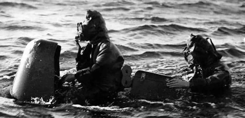 Two Decima Flottiglia MAS prepare to submerge for an attack.