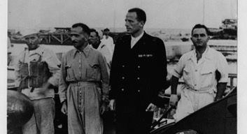 Commander Moccagata (in the centre) and Teseo Tesei (to the right of Moccagatta)