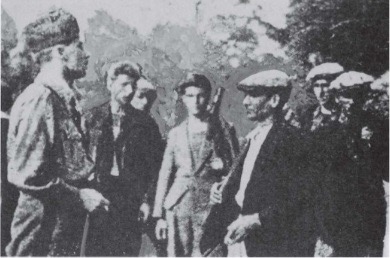 Italian soldiers meeting Corsican resistance fighters