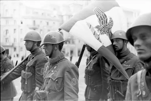 Soldiers of the Xa MAS with their battle flag
