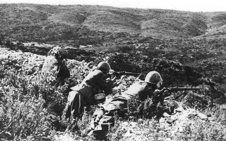 Italian infantrymen garrisoning the Mareth line