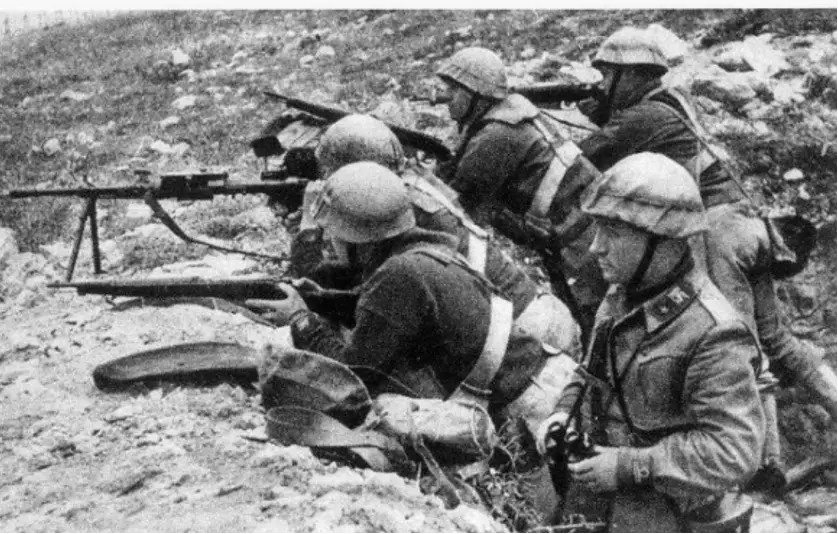 Marines of the San Marco regiment fighting in Tunisia