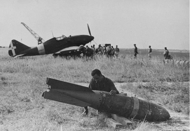 Figure 3 The 650 kg bomb ready to be loaded on the Reggiane RE.2001